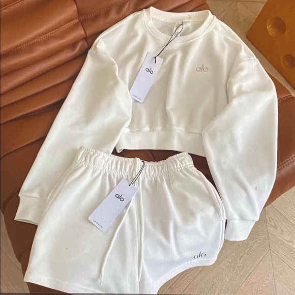 ALO Yoga White Cropped Sweatshirt & Shorts Set - Picture 3 of 7